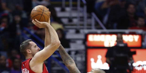 New Orleans Pelicans forward Ryan Anderson (33) shoots from from the 3-point line against Phoenix S...