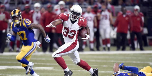 Arizona Cardinals running back Kerwynn Williams (33) runs past St. Louis Rams defenders Marcus Robe...
