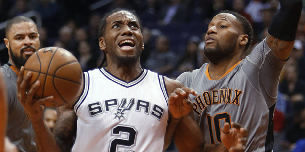 San Antonio Spurs forward Kawhi Leonard (2) drives on Phoenix Suns guard Sonny Weems diuring the fo...