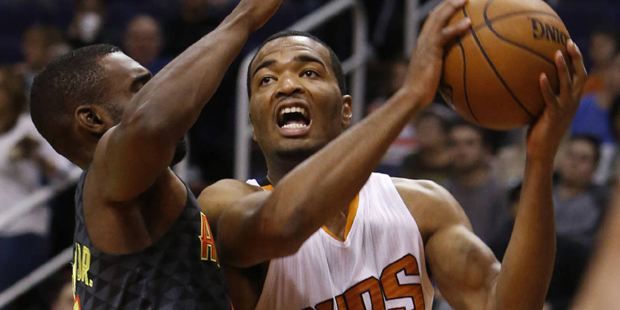 Phoenix Suns forward T.J. Warren (12) drives on Atlanta Hawks guard Tim Hardaway Jr. in the second ...