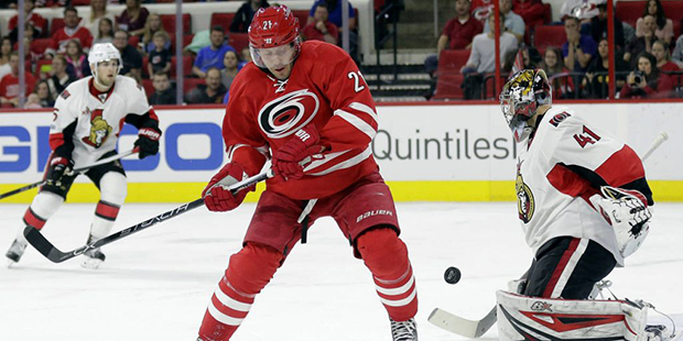 Carolina Hurricanes' Lee Stempniak (21) tries to score against Ottawa Senators goalie Craig Anderso...