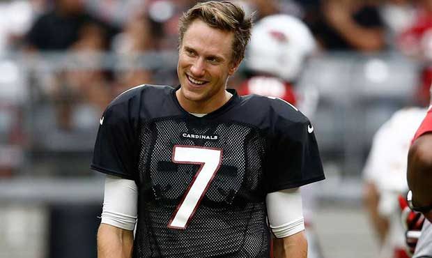 Arizona Cardinals backup quarterbacks Blaine Gabbert (7) and Drew Stanton (5) chat during NFL footb...