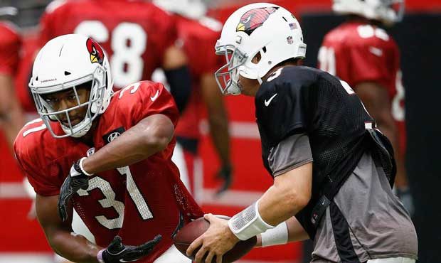Arizona Cardinals quarterback Carson Palmer, right, fakes a handoff to running back David Johnson (...