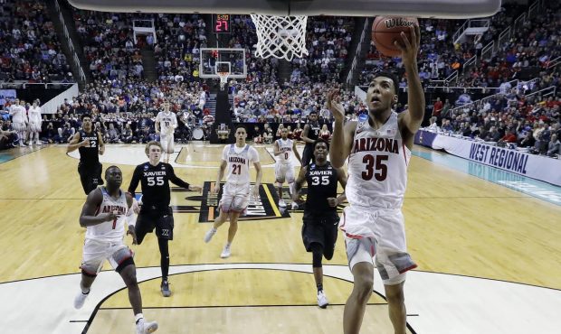 Arizona guard Allonzo Trier (35) drives to the basket against against Xavier during the first half ...