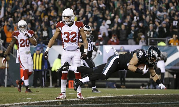 Philadelphia Eagles' Zach Ertz (86) scores a touchdown past Arizona Cardinals' Tyrann Mathieu (32) ...