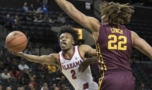 Alabama guard Collin Sexton (2) drives to the basket against Minnesota center Reggie Lynch (22) dur...