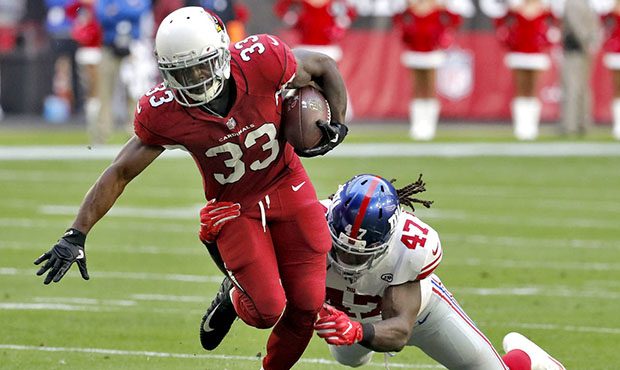 Arizona Cardinals running back Kerwynn Williams (33) runs as New York Giants linebacker Kelvin Shep...