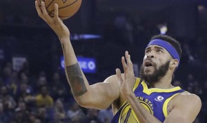 Warriors' JaVale McGee eats fan's popcorn at Suns game