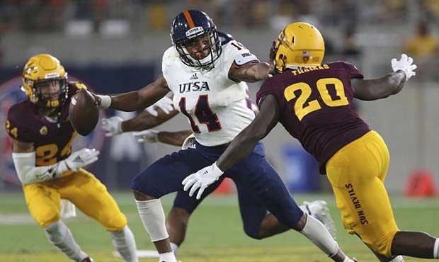 UTSA quarterback Cordale Grundy (14) tries to avoid being sacked by Arizona State linebacker Khayla...
