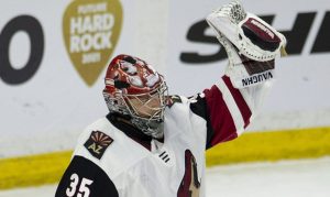 Hinostroza has 2 goals, assist as Coyotes top Senators