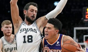 Inspired Booker performance not enough for Suns to beat Spurs