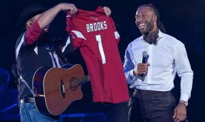 Larry Fitzgerald presents Garth Brooks with Cardinals jersey during concert