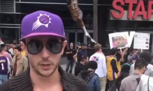 Suns fan takes opportunity to dunk on Lakers fans during 'protest'