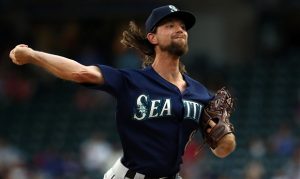 Diamondbacks trade prospect for Seattle RHP Mike Leake