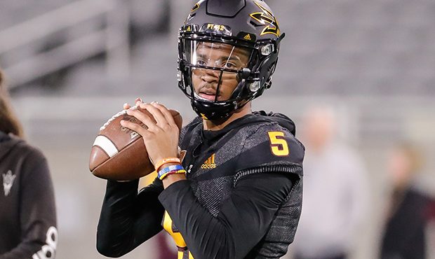 Arizona State Sun Devils quarterback Jayden Daniels (5) looks to throw during the Arizona State Sun...