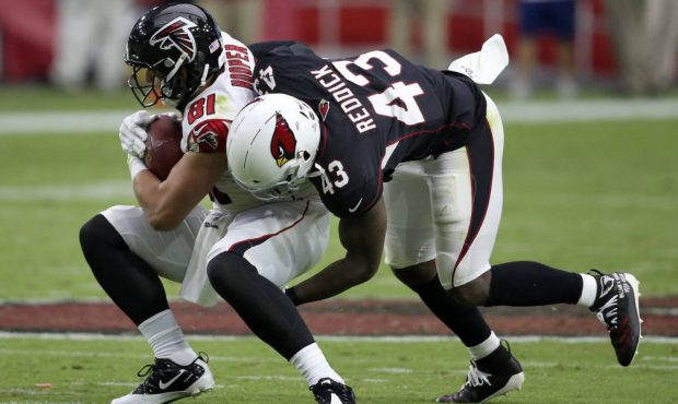 Atlanta Falcons tight end Austin Hooper (81) makes a catch as Arizona Cardinals outside linebacker ...