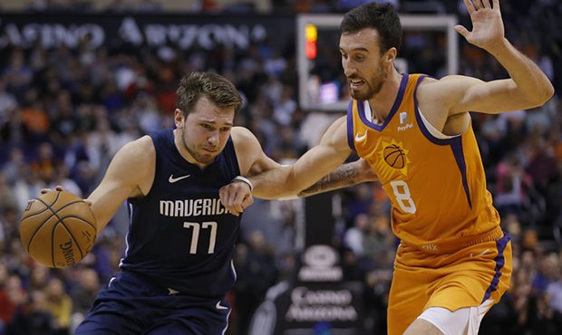 Dallas Mavericks forward Luka Doncic drives on Phoenix Suns forward Frank Kaminsky (8) during the f...