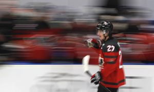 Coyotes' Barrett Hayton scores 2 goals in Canada's World Juniors win