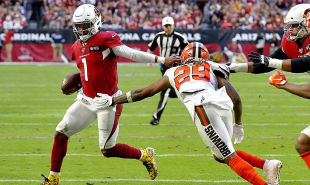 Arizona Cardinals quarterback Kyler Murray (1) eludes Cleveland Browns defensive back Sheldrick Red...