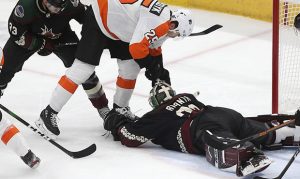 Coyotes goalie Antti Raanta leaves with injury vs. Flyers, doesn't return