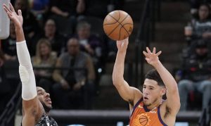 Booker scores 35, Suns get 1st win in San Antonio since 2013