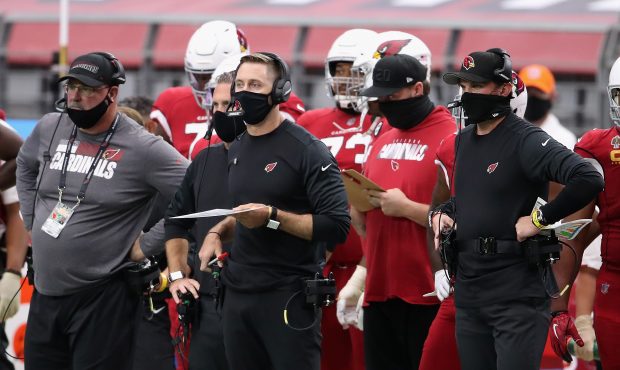 GLENDALE, ARIZONA - SEPTEMBER 27:  Head coach Kliff Kingsbury (C) of the Arizona Cardinals watches ...