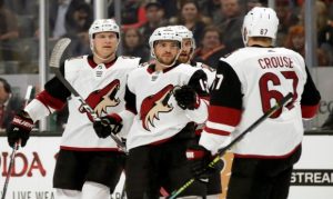 Former Coyotes' forward Vinnie Hinostroza signs with Florida Panthers