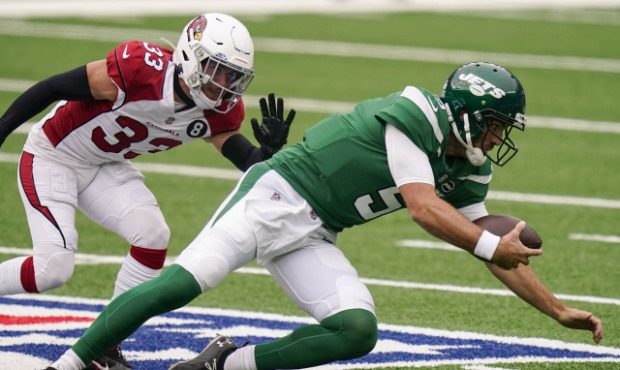 New York Jets quarterback Joe Flacco (5) dives for yardage while under pressure from Arizona Cardin...