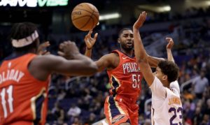 E'Twaun Moore adds buckets to Suns' 2nd unit, increases versatility