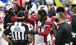 Cardinals' DeAndre Hopkins flips the bird to ref after pass interference call