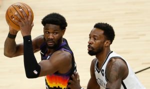 Suns' Deandre Ayton feels 'no way' about sitting in 4th quarter, trusts team