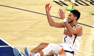 Resilient Devin Booker, Suns fight back at end of road trip to beat Knicks