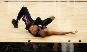 Chris Paul returns to locker room after suffering right shoulder contusion