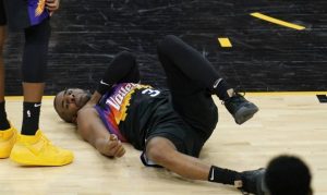 Phoenix Suns' Chris Paul 'sore' after shoulder injury vs. Lakers in Game 1