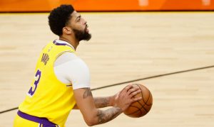 Lakers' Anthony Davis exits Game 6 vs. Suns, ruled out rest of game