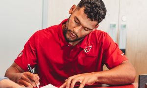 Cardinals' 1st-round pick Zaven Collins inks 4-year deal with team option