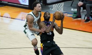 E'Twaun Moore a valuable piece for Suns with uncertainty about CP3