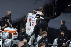 Clippers' DeMarcus Cousins gets tech for pushing Suns after Valley-Oop