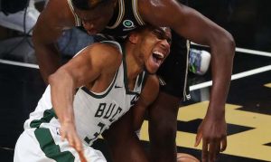 Bucks' Giannis Antetokounmpo hyperextends knee vs. Hawks