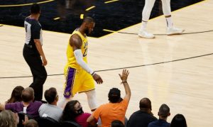 Hobbled LeBron James realized he might have to shoot Lakers past Suns