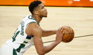 Suns fans count to 12 seconds before Antetokounmpo shoots free throws