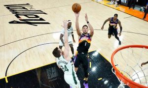Chris Paul FaceTimed Devin Booker after breaking his nose vs. Clippers