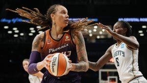 Brittney Griner throws down 3rd dunk of season in Mercury win over Liberty