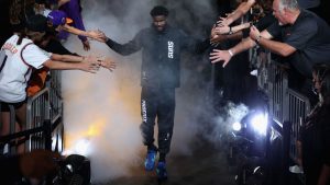 Suns' Deandre Ayton exits game with leg contusion in win over Cavs