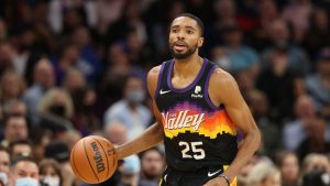 Suns’ Mikal Bridges exits with dislocated finger vs. Warriors, returns