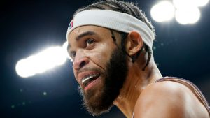 Suns' McGee drills buzzer-beater to end 3rd quarter in win over Thunder