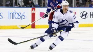 Arizona Coyotes claim F Riley Nash off waivers from Tampa Bay Lightning