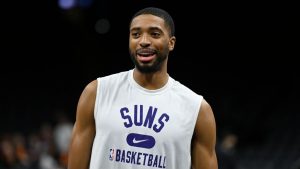 Suns' Mikal Bridges wins Dan Majerle Hustle Award for 2nd straight season
