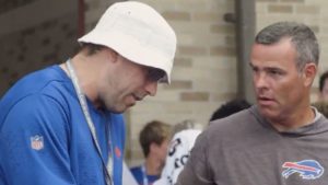 Case Keenum acts as fan to get teammates' autographs at Bills camp
