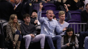Fans, media, players react to Robert Sarver looking to sell Suns, Mercury